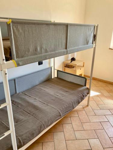 מיטה או מיטות קומותיים בחדר ב-S214 - Sirolo, trilocale con giardino in zona tranquilla