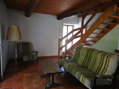 een woonkamer met een bank en een tafel bij Rustico Bietto in Cevio