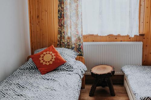 a small room with a bed and a table at Dom Gościnny Sowia Stópka in Miłomłyn