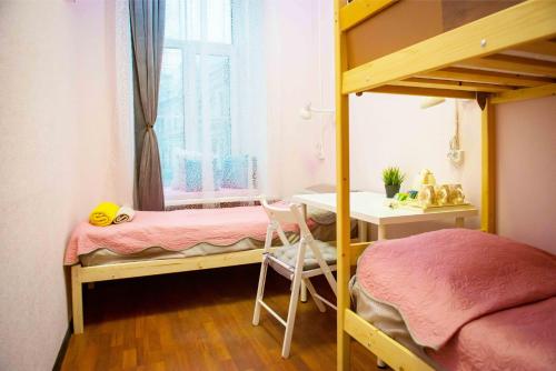 モスクワにあるHostel Astra Na Basmannoyのベッドルーム1室(二段ベッド2組、デスク付)