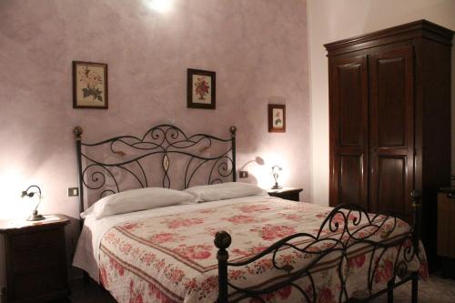 1 dormitorio con 1 cama grande y 2 mesitas de noche en Agriturismo Le Chicche di Mafalda, en Montemerano