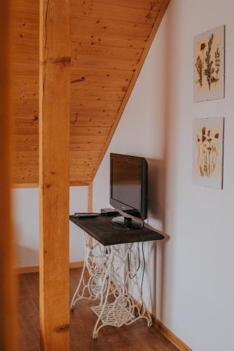 a computer on a desk in a room at Dom Gościnny Sowia Stópka in Miłomłyn