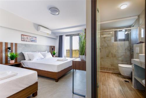 Pokój hotelowy z 2 łóżkami i łazienką w obiekcie ASTERAS STUDIOS w Paralii Katerinis
