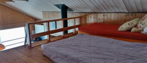 เตียงในห้องที่ Kaussjärve puhkemaja