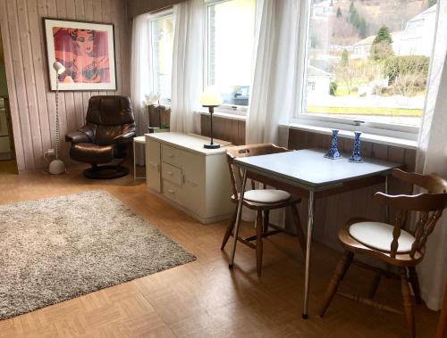 Habitación con mesa, sillas y ventana en Villa Holmen 2 - Ground floor apartment en Balestrand