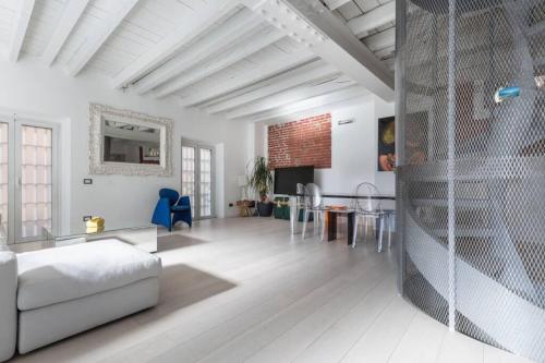 Unique 4 Storey House on Naviglio 4Bd, 4Bt
