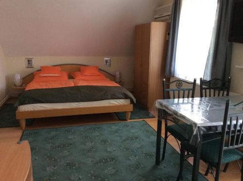 A bed or beds in a room at Gyenesi Virág Apartman