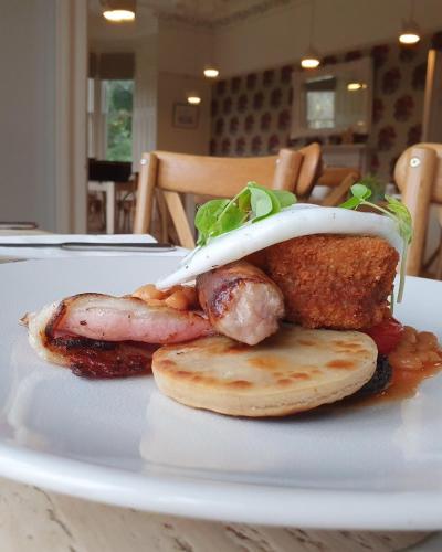 Makanan di atau berdekatan hotel