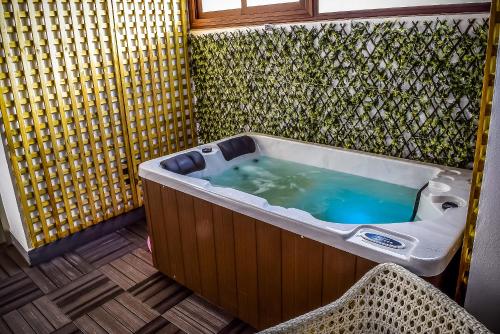 uma banheira de hidromassagem sentada num quarto em Hotel Nomada em Pozoblanco