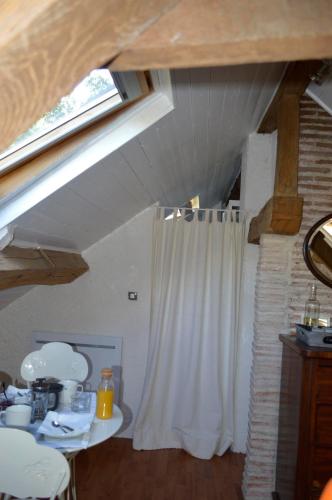 une pièce avec une table blanche et une fenêtre dans l'établissement Maison lAmrique welcome you to one of their rooms Dogs are also welcomed, à Saint-Jean-le-Blanc