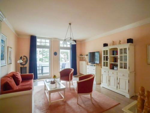 ein Wohnzimmer mit einer Couch und einem Tisch in der Unterkunft Strandvillen Binz - Ferienwohnung mit Meerblick, 2 Schlafzimmern und Balkon SV-012 in Binz