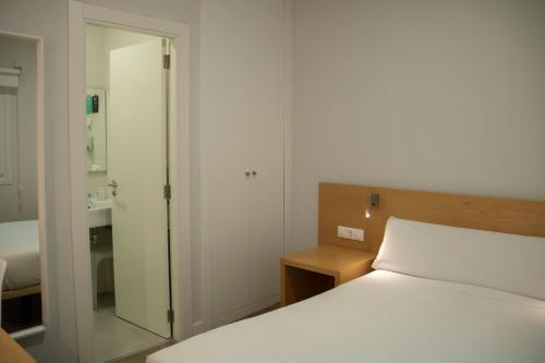 Ένα ή περισσότερα κρεβάτια σε δωμάτιο στο Alda Alborán Rooms