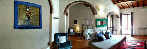 a living room with a couch and a clock on the wall at casa Le Franche in Camaiore