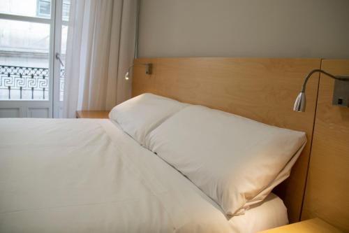 Ένα ή περισσότερα κρεβάτια σε δωμάτιο στο Alda Alborán Rooms