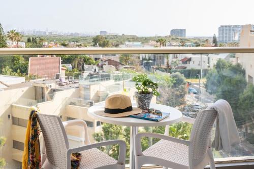 Steps to the beach w/ Sea View and open Balcony