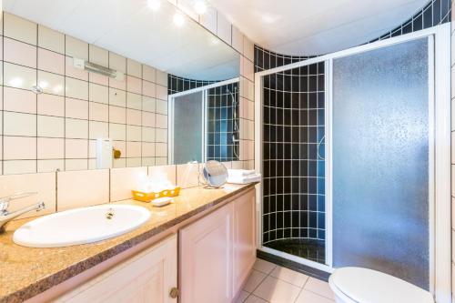 een badkamer met een wastafel en een douche bij La Terrasse in Saugues