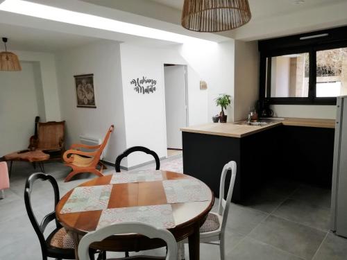 een keuken en eetkamer met een tafel en stoelen bij Au Rythme de Concarneau in Concarneau