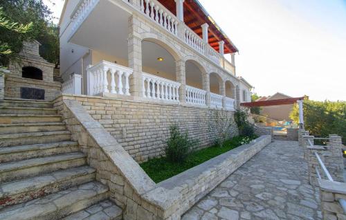 dom z kamiennymi schodami przed nim w obiekcie House Green Side Sunset w mieście Prigradica