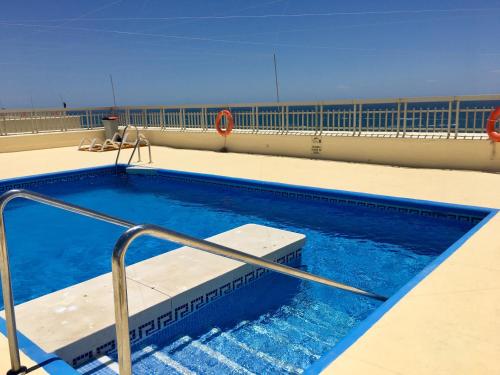 una piscina en la azotea de un edificio en NUEVO El Faro Beach Marbella, en Marbella