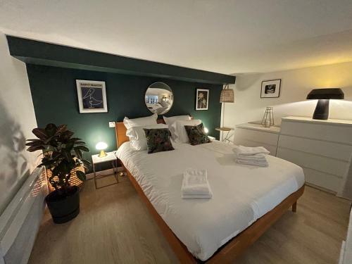 - une chambre avec un grand lit et une grande tête de lit dans l'établissement Charmant et spacieux studio (T1bis) - Bordeaux, Chartrons, à Bordeaux