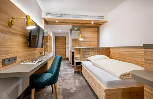 Un pat sau paturi într-o cameră la Hotel FrechDachs