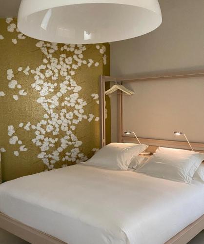 Postel nebo postele na pokoji v ubytování Nu Hotel