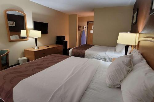 En eller flere senge i et værelse på Travelodge by Wyndham Fargo