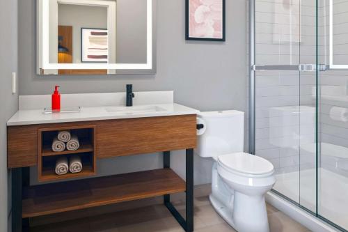 Ванная комната в Hawthorn Extended Stay by Wyndham Oklahoma City Airport