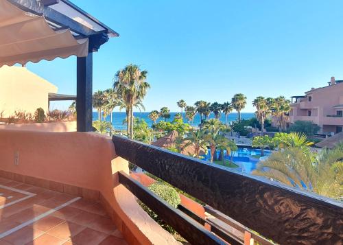 Un balcón o terraza de Luxurious Two Bedroom Apartment in Mar Azul, Estepona