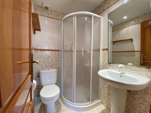 Phòng tắm tại Apartamentos Playa Del Moro III Altamar