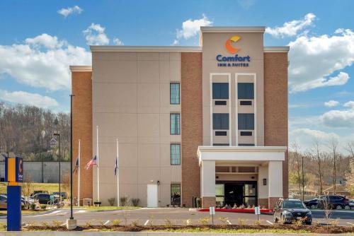 a front view of a courthouse with a car parked in front at Comfort Inn & Suites in Harrisonburg