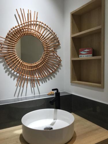 カンヌにあるBord de mer - Cannes la Boccaのバスルーム(大きな鏡、白い洗面台付)