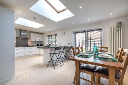 Hidden Gem - 6 Bedroom House near City Centre, Reading, Marea Britanie