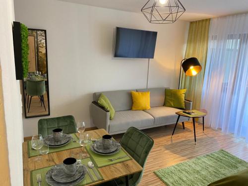 Wanderlust Apartment Baden-Baden في بادن بادن: غرفة معيشة مع أريكة وطاولة