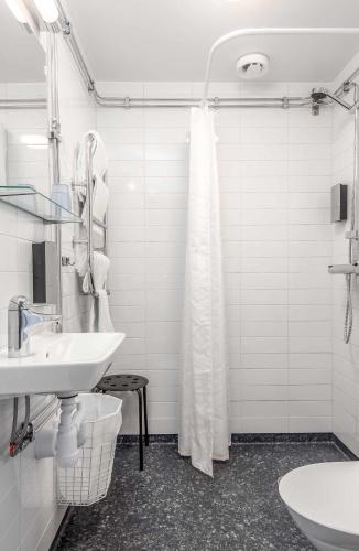 Bilik mandi di Wij Trädgårdskök på Wij Trädgårdar