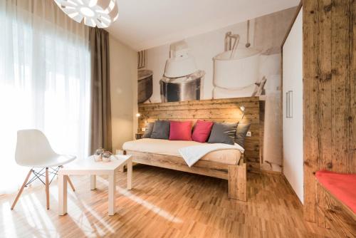a bedroom with a bed with pink pillows and a table at Webers "alte Backstube" in Friedrichshafen