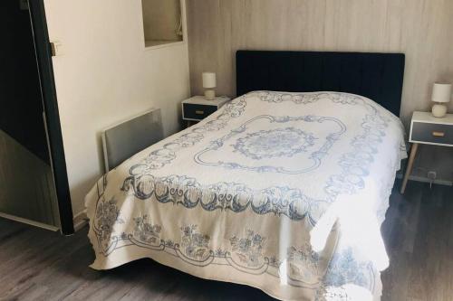 une chambre avec un lit avec un couvre-lit bleu et blanc dans l'établissement Jolie maison de pêcheur proche plage, au Tréport