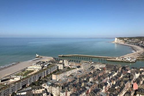 Vue aérienne d'une ville et d'une masse d'eau dans l'établissement Jolie maison de pêcheur proche plage, au Tréport