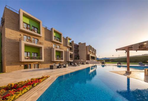 Bazén v ubytování Dhara Residence E2 Lodge Hotel nebo v jeho okolí