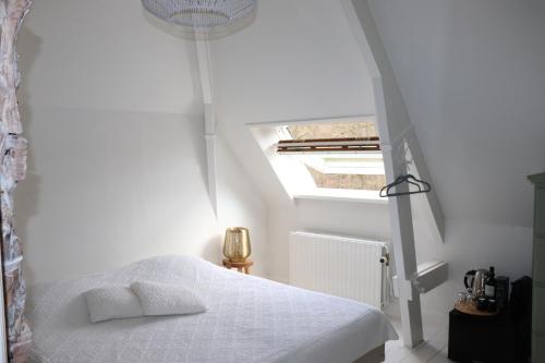 Un pat sau paturi într-o cameră la Hotel Kasteel Hoekelum