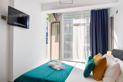 Säng eller sängar i ett rum på Glamour Sea view Family Apartments - Spa n Pools Resort