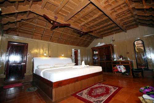 Katil atau katil-katil dalam bilik di Varkala Marine Palace