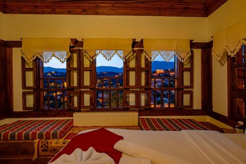 Postel nebo postele na pokoji v ubytování Hanedan Konak Hotel