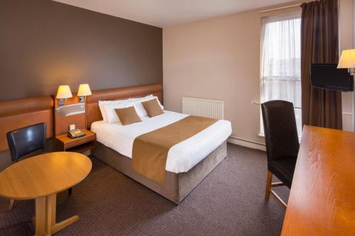 Ένα ή περισσότερα κρεβάτια σε δωμάτιο στο St James Hotel