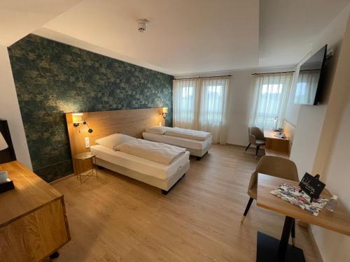 Habitación grande con cama y sofá. en Hotel Poellners 20 min von München Hbf, en Petershausen