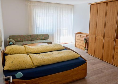 um quarto com uma cama e uma cómoda em Haus Lucia Appartment "Schönblick" em Schönwald