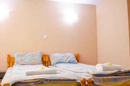 Ένα ή περισσότερα κρεβάτια σε δωμάτιο στο Guest House Vasilena Самостоятелно наемане FREE PARKING
