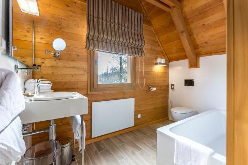 Fenomen Plitvice Resort tesisinde bir odada yatak veya yataklar