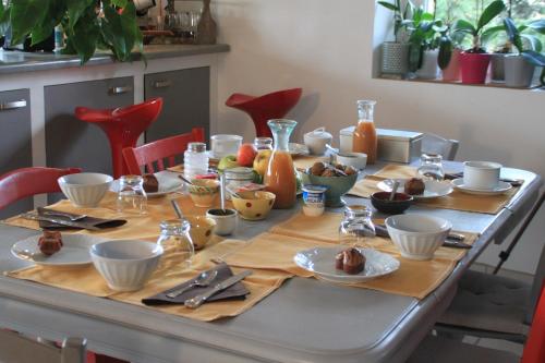 een tafel met daarop borden met eten bij Vergers de la Bouligaire in Mirmande