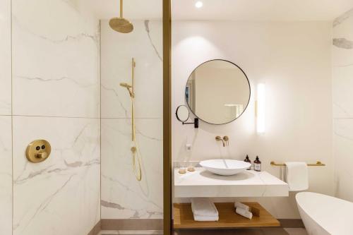 a bathroom with a sink and a mirror at Aparthotel Hattem in Hattem